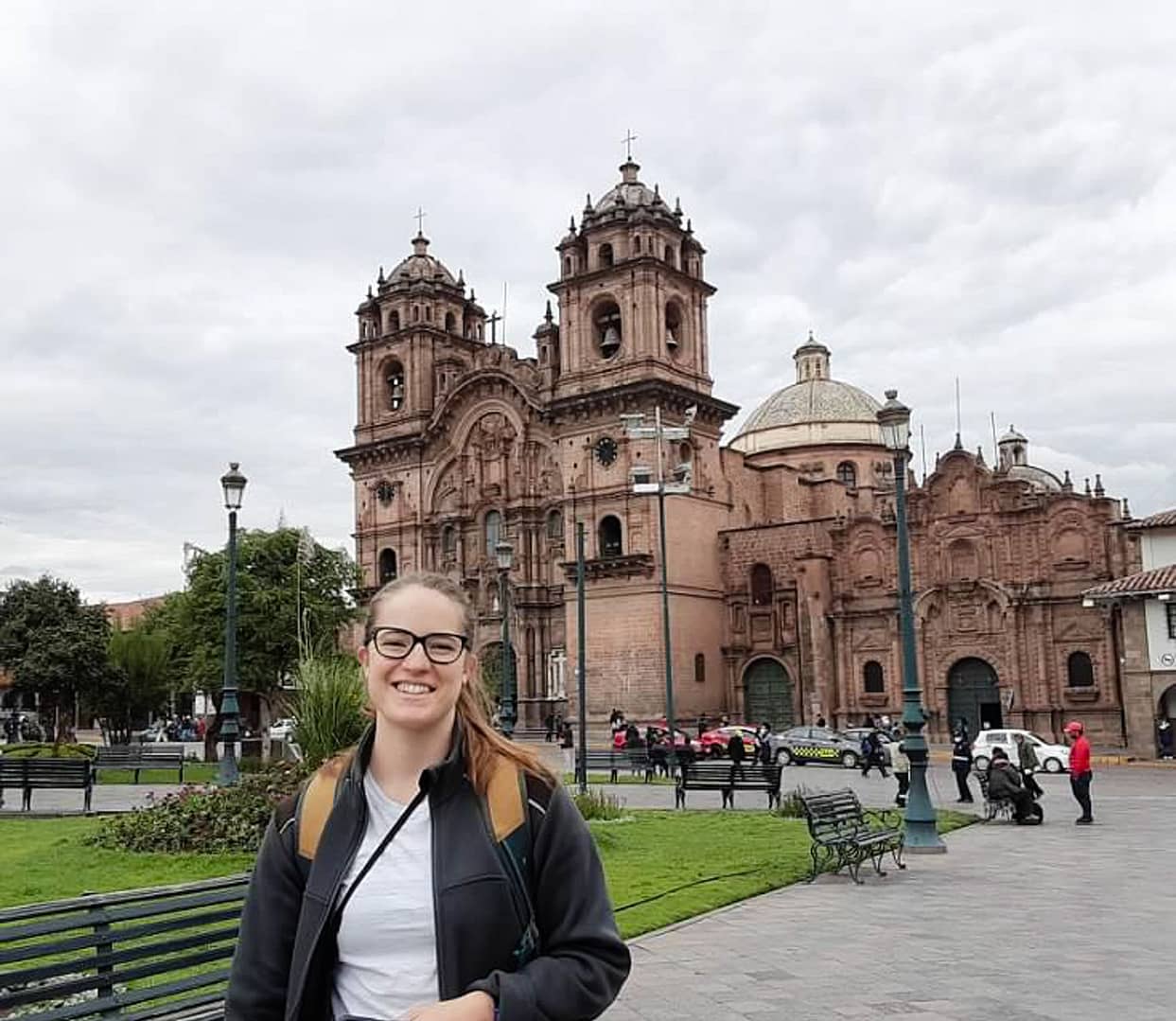 tourist in front of La Iglesia de La Compañía de Jesus